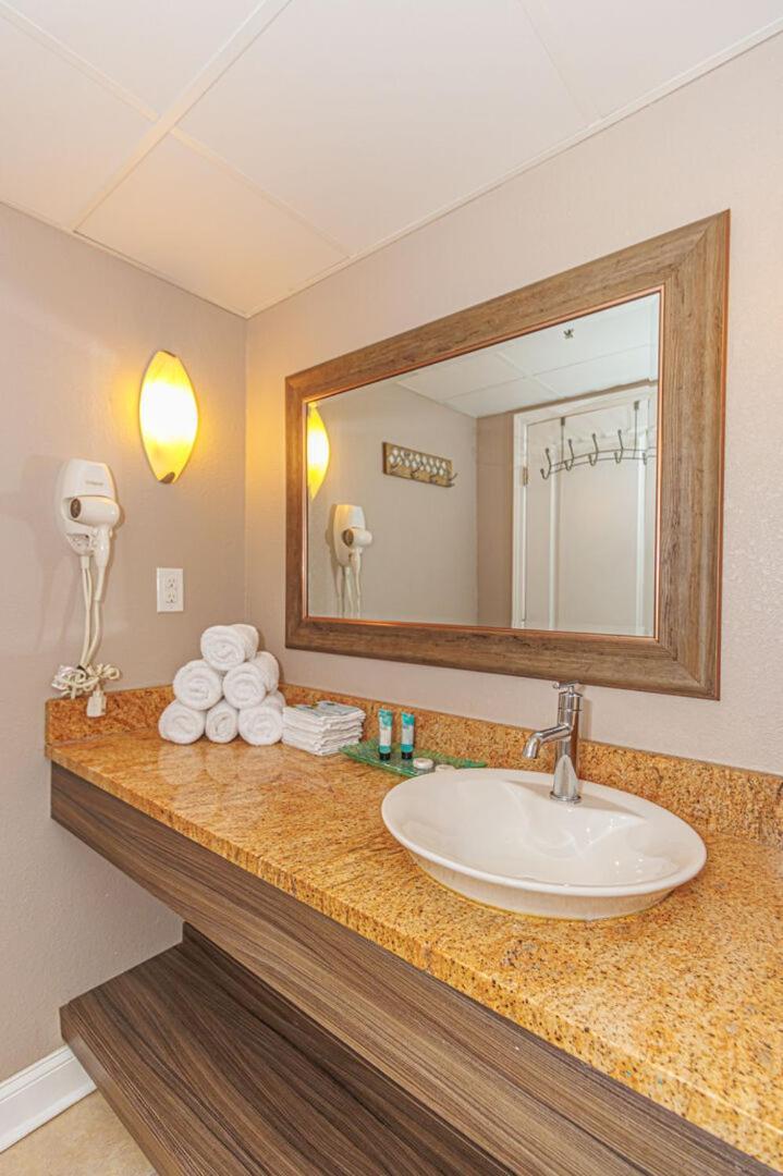 Oceanfront 1 Bedroom Suite With Beautiful Decor And Accents Caravelle Resort 1039 Sleeps 6 Guests Myrtle Beach Exterior foto